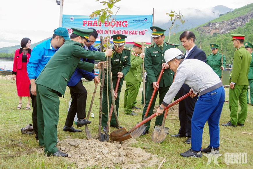 Bộ đội Biên phòng thành phố Huế ra quân hưởng ứng Tết trồng cây